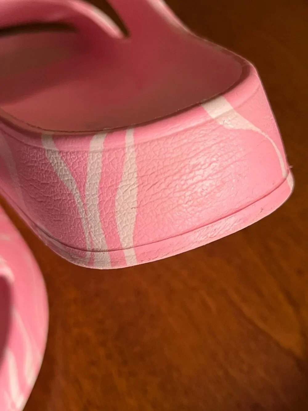 Old Navy pink slide sandals 1/2